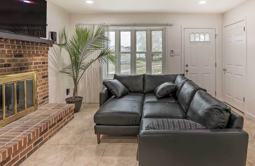 Bristol House | Quaint Bristol Home - Walk to Dining & Wharf!