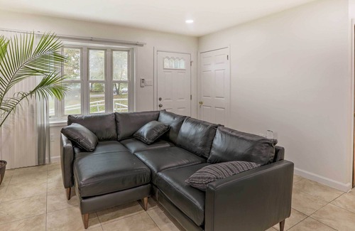 Bristol House | Quaint Bristol Home - Walk to Dining & Wharf!