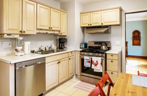 Mundelein House | Quaint Bungalow, near Great Lakes Naval Base