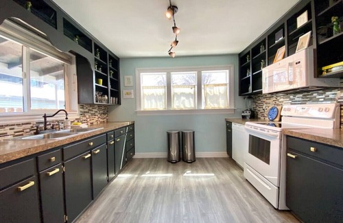 Loveland House | Quaint Bungalow Steps From Lake and Down Town