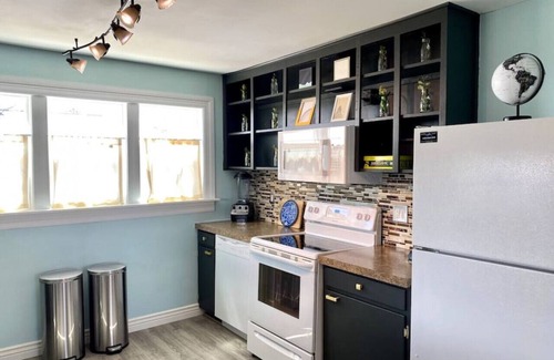 Loveland House | Quaint Bungalow Steps From Lake and Down Town