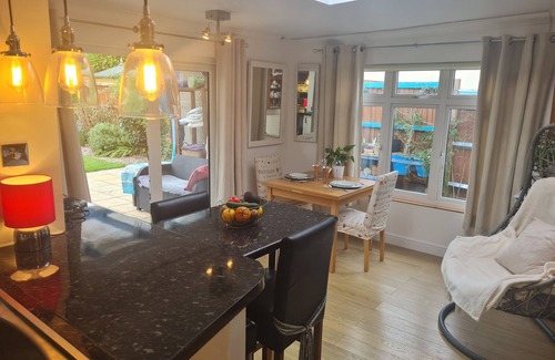 Maidenhead House | Quaint bungalow with Swimming Pool and lovely garden