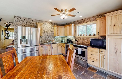 Eureka Springs Cabin | Quaint cabin on Beaver Lake with kayaks, hot tub, firepits, wood stove, grill