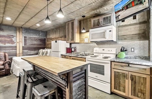 Rockport Cottage | Quaint cabin super close to the marina, restaurants and activities!
