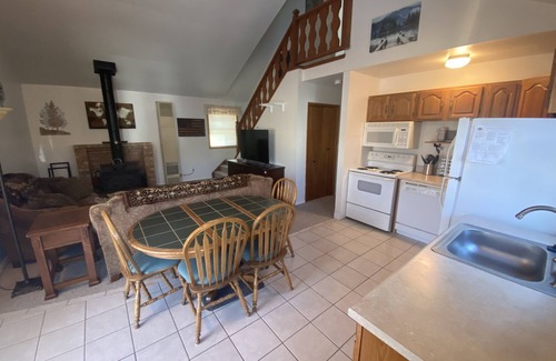 Elmira Ski Chalet | Quaint Chalet w/huge Garage for Toys - Pet Friendly