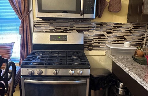 Mount Pleasant Apartment | Quaint & Charming 2 BR 1st Fl APT in Mount Pleasant near Federal Hill! Pets OK!