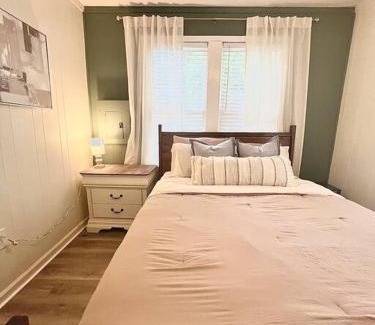 Bremen House | Quaint City Cottage Bremen, Ga