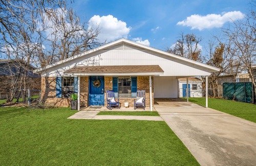 Justin House | Quaint City of Justin STEPS away- 5 Min to raceway. Just remodeled Dog friendly