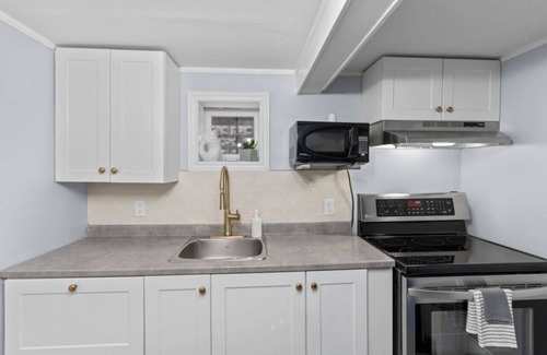 Windsor Apartment | Quaint Clean 2BR DT Windsor Laundry and parking Inc