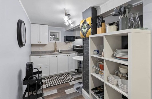 Windsor Apartment | Quaint Clean 2BR DT Windsor Laundry and parking Inc