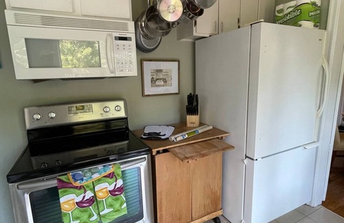 Charleston House | Quaint, Comfy, Close & Convenient