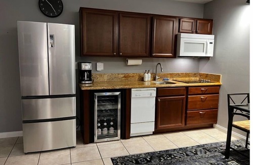 Palm Desert Apartment | Quaint condo. Walking distance to El Paseo stores & restaurants