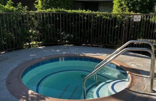 Palm Desert Apartment | Quaint condo. Walking distance to El Paseo stores & restaurants