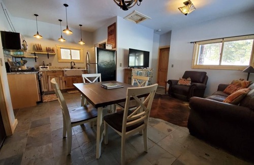 Saddlestring House | Quaint Corner Stone Guest Cottage -