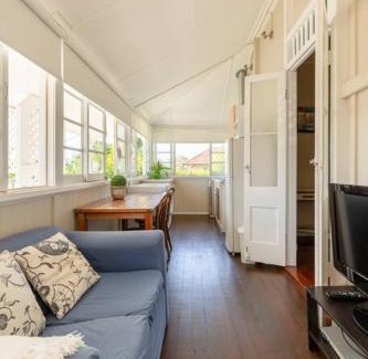Annerley Apartment | Quaint & Cosy 1 Bedroom Apartment in Queenslander.