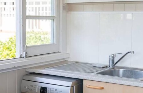 Annerley Apartment | Quaint & Cosy 1 Bedroom Apartment in Queenslander.