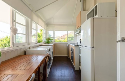 Annerley Apartment | Quaint & Cosy 1 Bedroom Apartment in Queenslander.