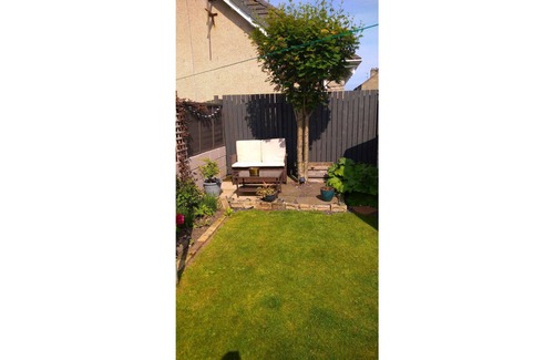 Carnoustie Cottage | Quaint cosy 2 bedroom cottage with 3 beds close to golf centre
