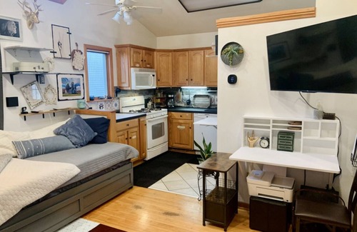 St. Louis Park House | Quaint Cottage, a Wanderstay of Tranquility hidden in the heart of Minneapolis