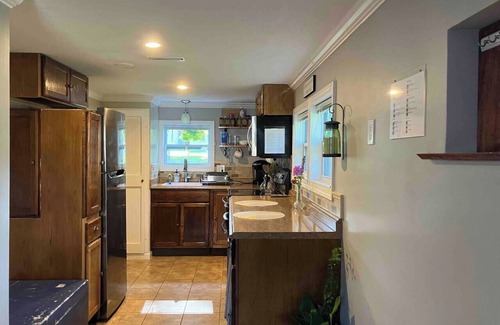Raytown Ski Chalet | Quaint Cottage - Kansas City Area