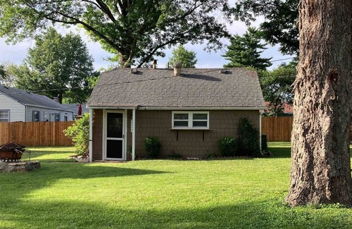 Raytown Ski Chalet | Quaint Cottage - Kansas City Area