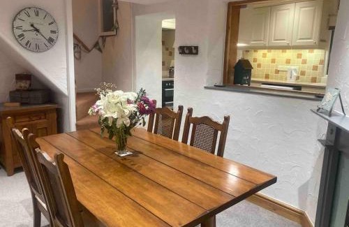 Pentrefelin House | Quaint Cottage main street Llandeilo