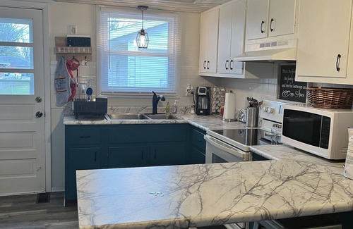Muncie House | Quaint cottage near Ball Hospital and Ball College