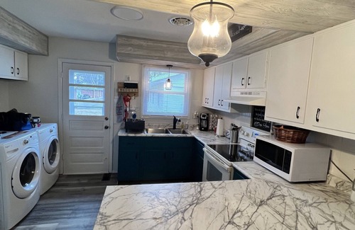 Muncie House | Quaint cottage near Ball Hospital and Ball College