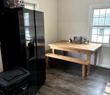 Arjay House | Quaint cottage near Local and State Parks and Minutes from Laurel Cove and Bell Theatre