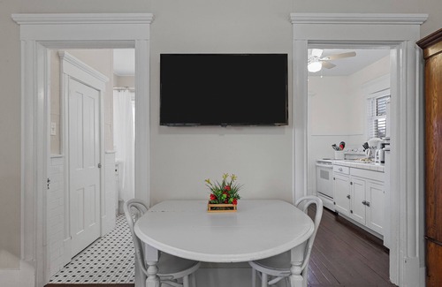 Paluxy Cottage | Quaint cottage on farm near downtown Granbury