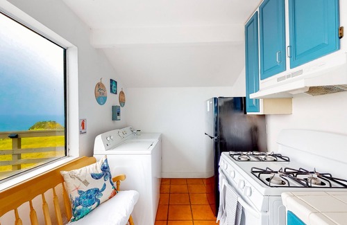 Elk House | Quaint cottage on the beach with mountain view, large deck, grill, & W/D