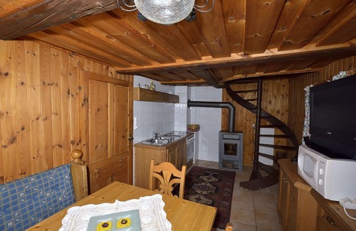 Gurk Ski Chalet | Quaint cottage on the farm in Carinthia, large pond, pets welcome