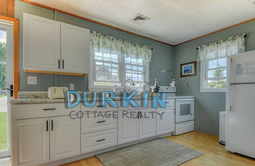 Snug Harbor Cottage | Quaint Cottage, Short Walk to Pond Access, Hypoallergenic Dog Friendly, Close to Beaches