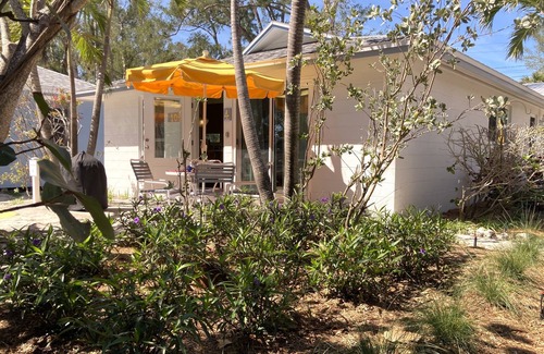Holmes Beach Apartment | Quaint & Cozy Beachside Apartment - 75 Steps to Beach - Bamboo Apts. #4