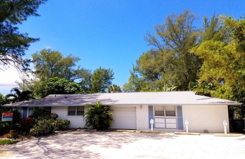 Holmes Beach Apartment | Quaint & Cozy Beachside Apartment - 75 Steps to Beach - Bamboo Apts. #4