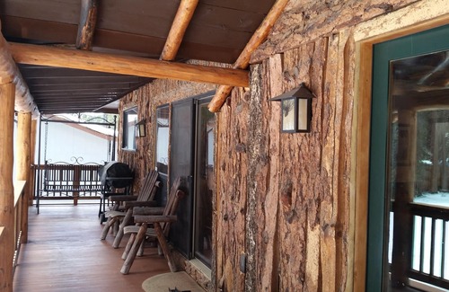 Shadow Mountain Cabin | Quaint, Cozy, Comfortable 1937 Mountain Cabin