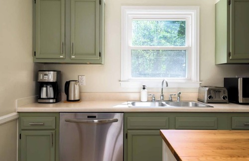 New Paltz House | Quaint & Cozy Cottage | Wood Stove, Pet Friendly