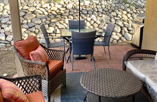 Rita Ranch House | Quaint cozy home with vintage lamps, artwork, and premium beds near hiking!