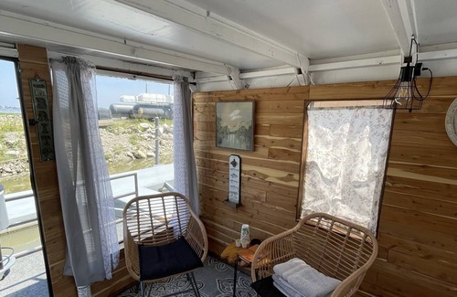 Sandusky Boat Rental | Quaint & Cozy Houseboat @ SoLSTAY