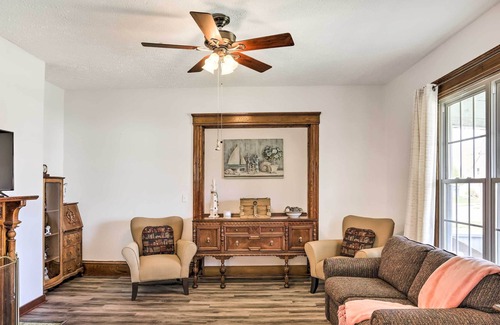 Lorain Apartment | Quaint & Cozy Retreat < 1 Mi to Lakeview Park