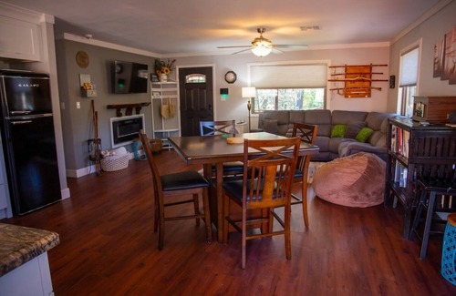 Pine Cabin | Quaint & Cozy Retreat | Peaceful Pine Place