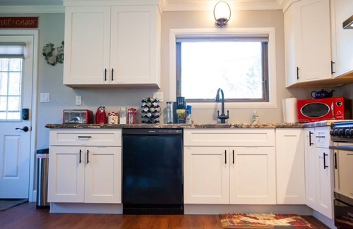 Pine Cabin | Quaint & Cozy Retreat | Peaceful Pine Place