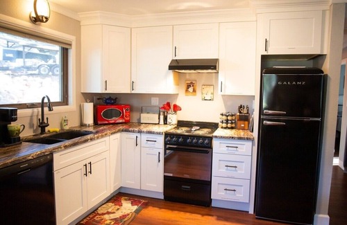 Pine Cabin | Quaint & Cozy Retreat | Peaceful Pine Place