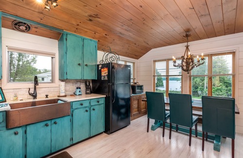 Beulah Cottage | Quaint Crystal Lake Cottage