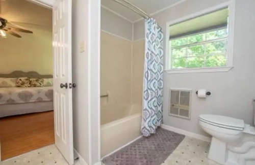 Pineville Cabin | Quaint, Cute & Central! **Downstairs ONLY!!!**
