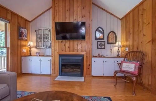 Pineville Cabin | Quaint, Cute & Central! **Downstairs ONLY!!!**