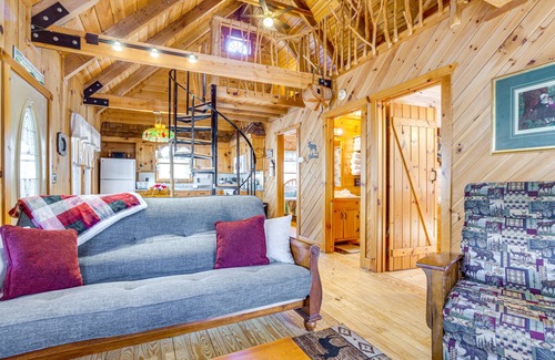Dahlonega Cabin | Quaint Dahlonega Cabin w/Cavenders Creek Access!