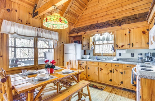 Dahlonega Cabin | Quaint Dahlonega Cabin w/Cavenders Creek Access!