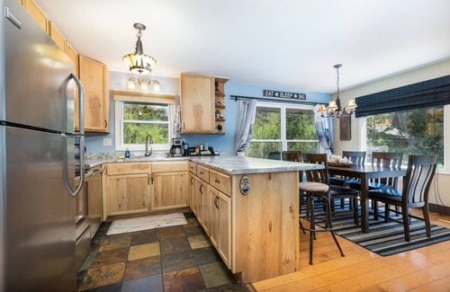 Blue River House | Quaint Dog Friendly Cabin with private sauna and hot tub 7 minutes from Breck