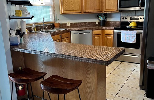 Scottsville Cottage | Quaint Family Cottage-New Spa tub with LAKE View-1 mile to Bailey’s Point
